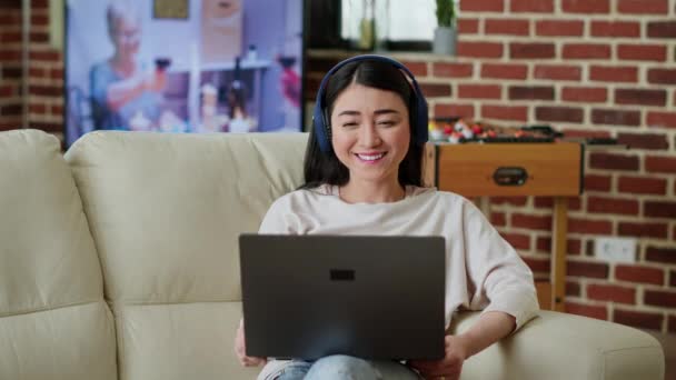 Femme Heureuse Vidéoconférence Virtuelle Ligne Avec Gestionnaire Tout Travaillant Distance — Video