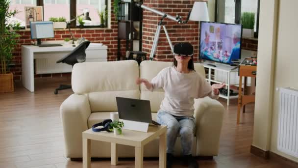 Young Adult Person Wearing Futuristic Virtual Reality Headset Enjoying Cyberspace — Vídeo de Stock