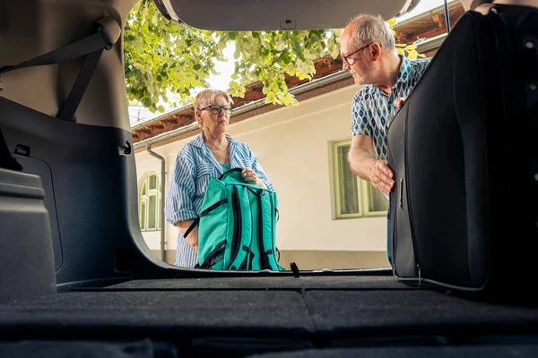 Senior People Loading Baggage Car Trunk Preparing Leave Summer Holiday — Stok fotoğraf