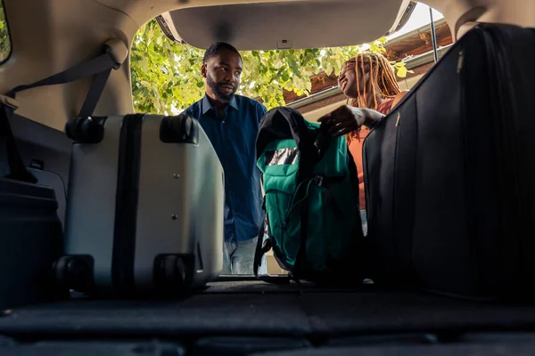 Boyfriend Girlfriend Loading Baggage Vehicle Trunk Leaving Summer Holiday Together — Foto de Stock