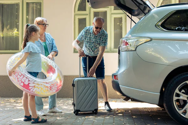 Elderly Couple Niece Loading Baggage Trunk Automobile Leave Holiday Road — Stok fotoğraf