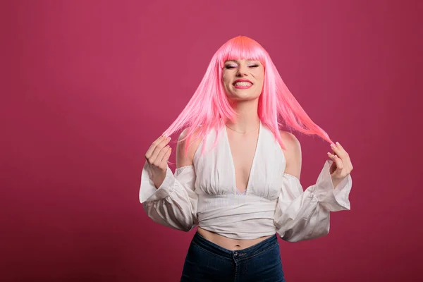 Portrait Caucasian Woman Smiling Front Camera Wearing Pink Hair Wig — Fotografia de Stock
