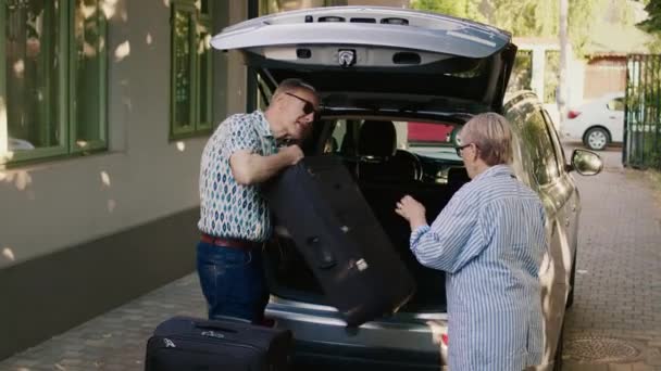 Cheerful Elders Going Retirement Voyage While Having Heavy Baggage Travel — Vídeo de Stock