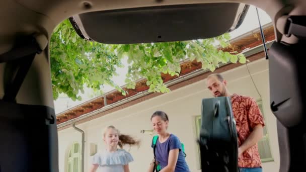 Випадкова Сім Упаковує Плавучий Багаж Візки Всередині Багажника Автомобіля Готуючись — стокове відео