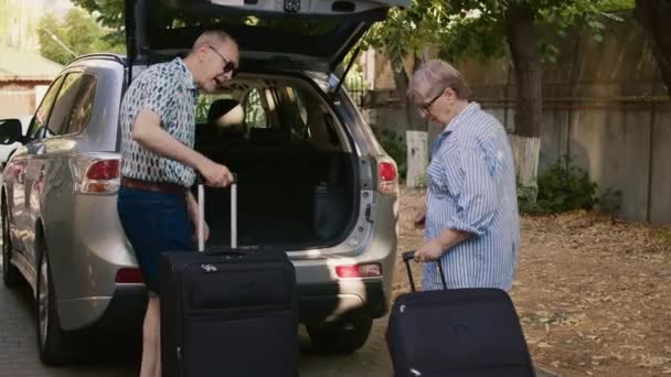 Senior People Putting Baggage Car Trunk While Getting Ready Retirement — Stockvideo