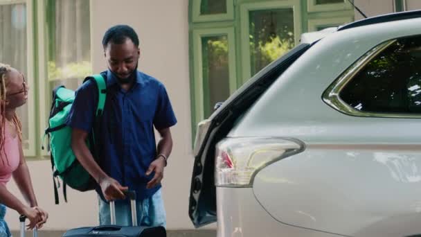 Позитивная Африканская Пара Кладет Багаж Багажник Машины Готовясь Летнему Отпуску — стоковое видео