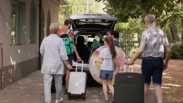 People Putting Luggage Trolleys Car While Getting Ready Citybreak Departure — Wideo stockowe