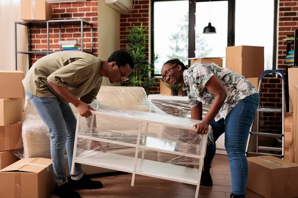 Африканская Американская Пара Переезжает Новую Квартиру Вместе Распаковывает Мебель Украшения — стоковое фото
