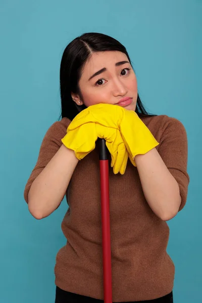 Overwhelmed Sad Asian Housewife Holding Brush Stick Yellow Gloves Holding — Stock Photo, Image