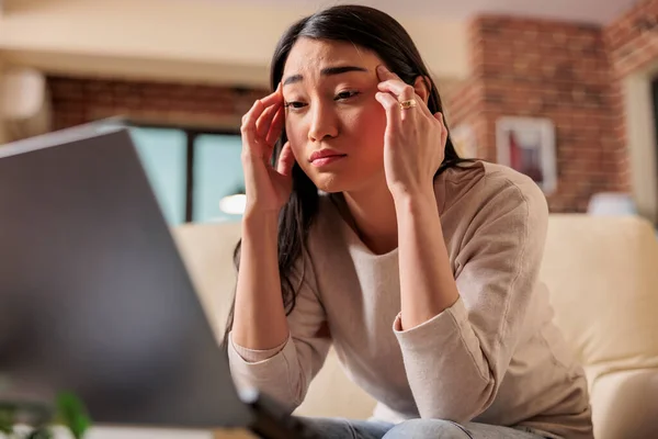 Jonge Aziatische Vrouw Met Migraine Hoofdpijn Terwijl Thuis Probeert Werken — Stockfoto