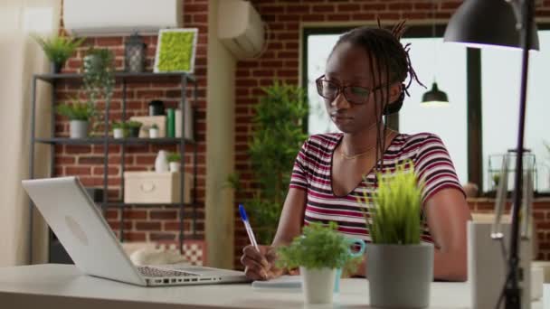 Business Student Taking Notes Online Webinar Class Laptop Doing Remote — Αρχείο Βίντεο