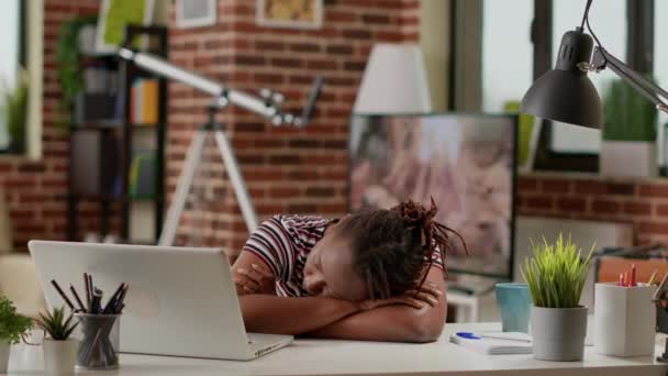 Tired Stressed Employee Falling Asleep Desk Remote Work Feeling Sleepy — Stok video