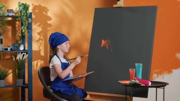 Νεαρό Παιδί Μαθαίνει Ζωγραφίζει Αριστούργημα Καμβά Χρησιμοποιώντας Πινέλο Και Ακουαρέλα — Αρχείο Βίντεο
