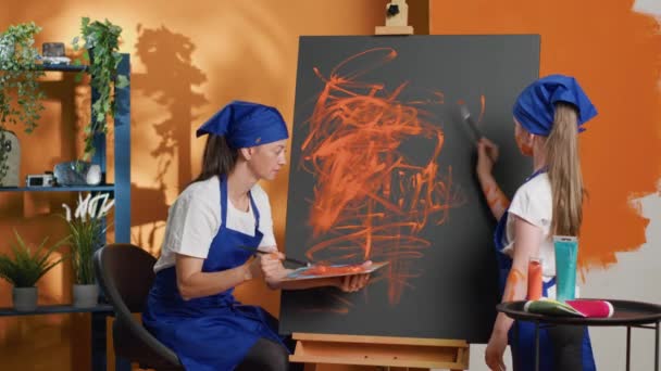 Γυναίκα Και Κορίτσι Χρησιμοποιούν Την Παλέτα Aquarelle Για Ζωγραφίσουν Καμβά — Αρχείο Βίντεο