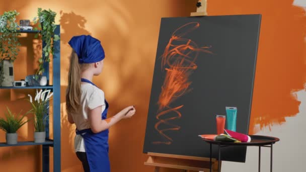 Μικρό Παιδί Μαθαίνει Ζωγραφίζει Ακουαρέλα Καμβά Δουλεύοντας Στη Δημιουργία Αριστουργημάτων — Αρχείο Βίντεο