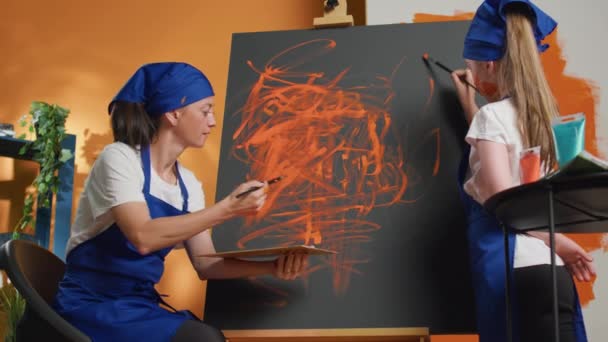 Γυναίκα Κορίτσι Χρησιμοποιώντας Πορτοκαλί Ακουαρέλα Χρώμα Καμβά Δημιουργώντας Αριστούργημα Πινέλο — Αρχείο Βίντεο