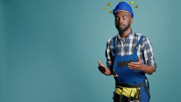 African American Construction Worker Being Dizzy Lightheaded Circle Stars Head — Vídeos de Stock