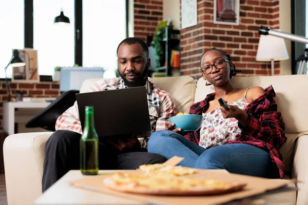 Boyfriend Working Laptop Girlfriend Switching Channel Eating Takeout Delivery Meal — Stock Photo, Image