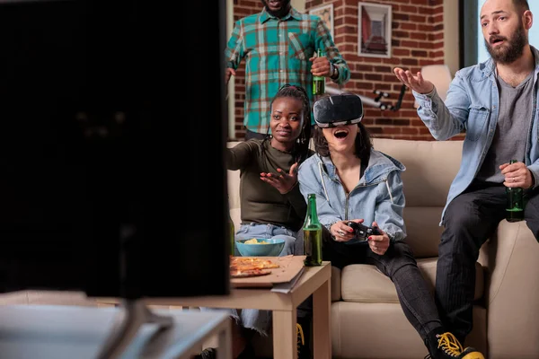 Люди Які Грають Відеоігри Окулярами Під Час Веселощів Насолоджуються Грою — стокове фото