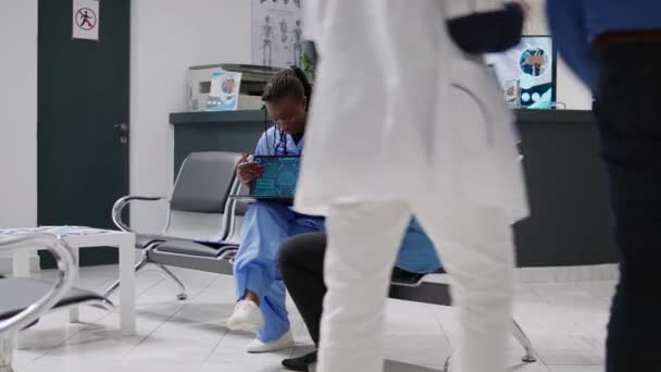 Θηλυκή Νοσοκόμα Και Ασθενής Κοιτάζοντας Την Ανάλυση Του Ανθρώπινου Εγκεφάλου — Αρχείο Βίντεο