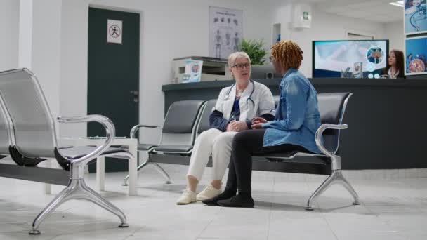 Old Doctor Talking African American Patient Disease Diagnosis Doing Medical — Vídeos de Stock