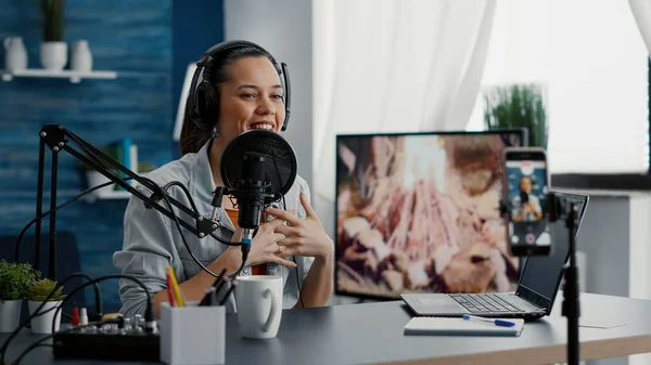 Joyful Famous Internet Show Host Ending Broadcast While Sending Air — Stockfoto