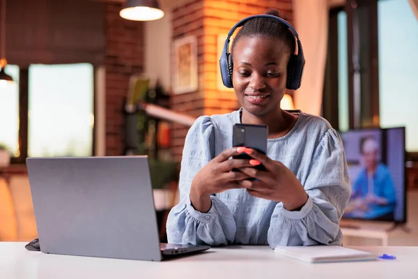 Smiling African American Remote Worker Headphones Typing Message Mobile Phone — Fotografia de Stock