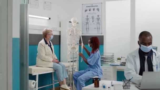 Osteopath Nurse Examining Human Skeleton Bones Patient Consultation Appointment Explaining — Wideo stockowe