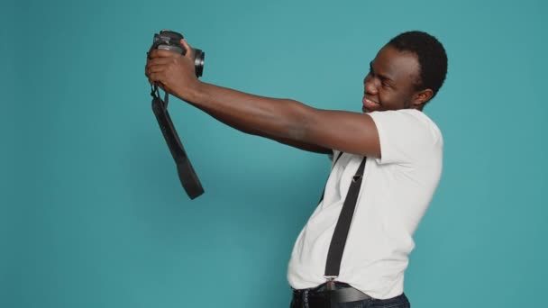 African American Person Holding Dslr Camera Take Pictures Standing Studio — 비디오