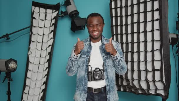 African American Photographer Doing Thumbs Sign Studio Backstage Lighting Equipment — Stockvideo