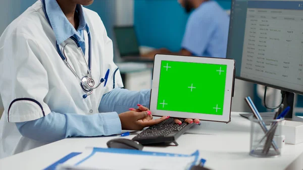 General Practitioner Showing Horizontal Greenscreen Tablet Meeting Patient Wheelchair User — Foto Stock