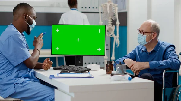 Specialist Old Man Looking Monitor Greenscreen Dealing Chronic Impairment Analyzing — Stockfoto