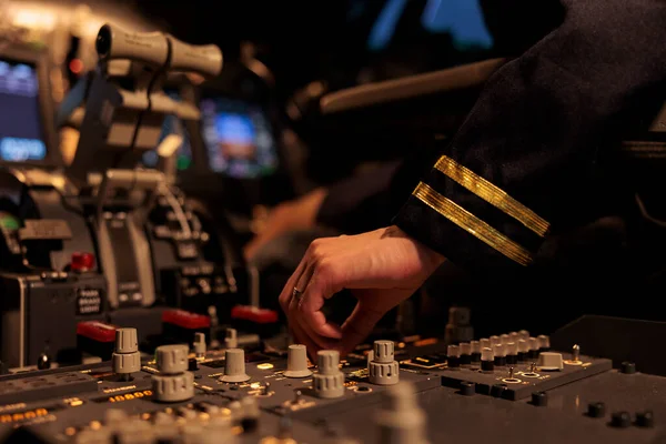 Woman Copilot Using Control Panel Command Dashboard Navigation Fly Ariplane — Stockfoto