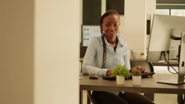 Portrait African American Employee Working Business Report Using Computer Office — Vídeo de stock