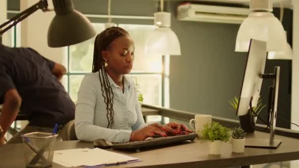 African American Woman Doing Executive Work Computer Sunset Hour Working — Stock videók