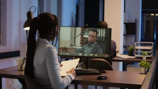 Африканские Американцы Встречаются Онлайн Видеоконференции Веб Камерой Разговаривая Удаленной Видеоконференции — стоковое видео