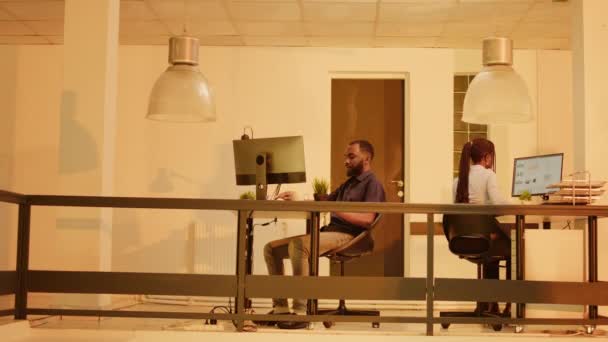 Африканські Американські Люди Залишають Бізнес Офіс Під Час Заходу Сонця — стокове відео