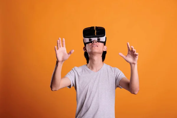 Άνθρωπος Ακουστικά Εξερεύνηση Metaverse Παίζοντας Παιχνίδια Εικονικής Πραγματικότητας Πρόσωπο Γυαλιά — Φωτογραφία Αρχείου