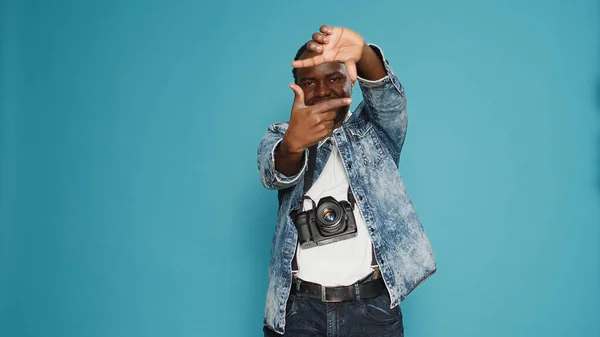 Photographer Doing Photo Frame Gesture Fingers Studio Advertising Dslr Camera — Stok fotoğraf