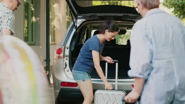 Οικογενειακή Φόρτωση Αποσκευών Ταξίδι Στο Πορτ Μπαγκάζ Του Αυτοκινήτου Ενώ — Αρχείο Βίντεο
