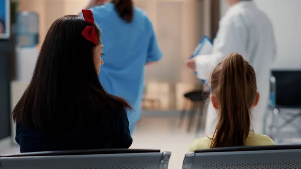 Mother Little Girl Attending Appointment African American Medic Doing Healthcare — Fotografia de Stock