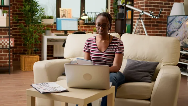 Africká Američanka Dělá Doma Notebooku Vzdálenou Práci Používá Připojení Internetu — Stock fotografie