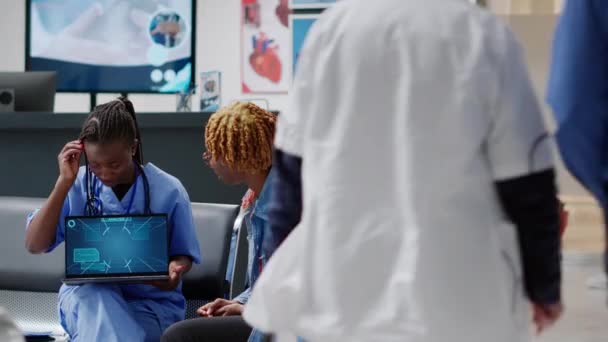 Specialist Patient Looking Human Brain Scan Laptop Doing Checkup Consultation — Vídeo de Stock