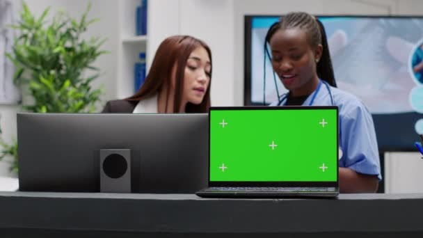 Diverse Receptionist Nurse Working Greenscreen Laptop Reception Counter Desk Isolated — Vídeos de Stock