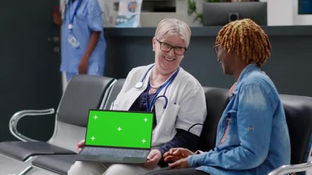 Patient Senior Medic Looking Laptop Greenscreen Checkup Waiting Room Area — 비디오