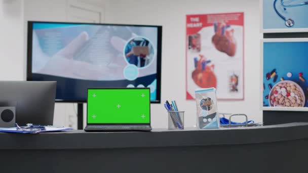 Empty Reception Desk Greenscreen Laptop Display Hospital Lobby Counter Computer — Vídeos de Stock