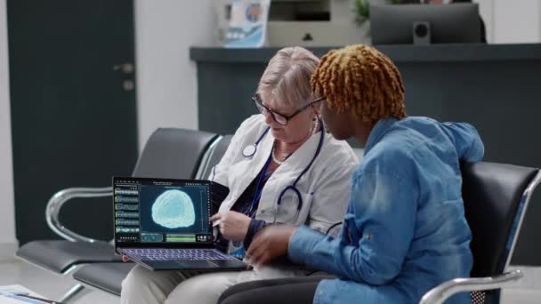 Врач Пациент Анализируют Сканирование Мозга Человека Ноутбуке Изучают Диагноз Нейронной — стоковое видео
