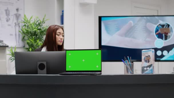 Medical Staff Working Reception Desk Greenscreen Display Laptop Using Blank — Vídeos de Stock