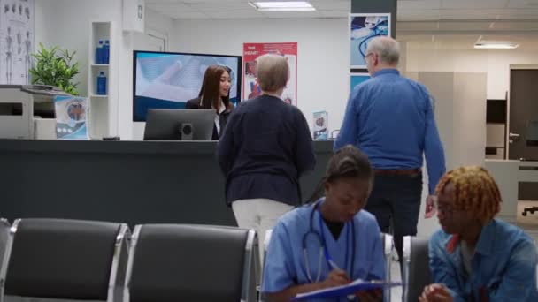 Retired People Doing Medical Report Receptionist Hospital Waiting Room Woman — Vídeo de stock