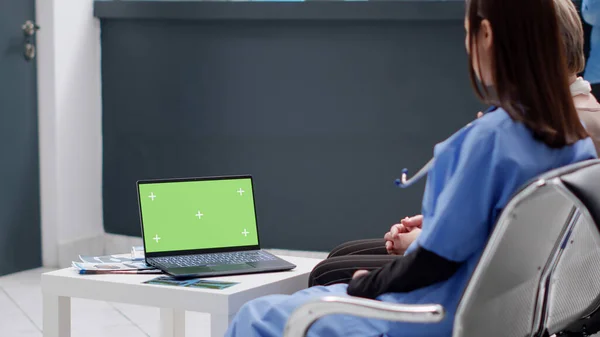 Asian Nurse Patient Looking Laptop Greenscreen Display Hospital Reception Lobby — Stockfoto